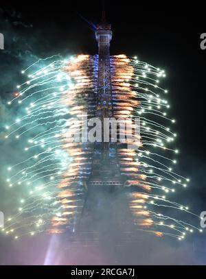 Paris, France. 14 juillet 2023. Des feux d'artifice éclairent la Tour Eiffel lors des célébrations du jour de la Bastille à Paris, en France, le vendredi 14 juillet 2023. De nombreuses villes françaises ont annulé leurs spectacles traditionnels de feux d'artifice à la fois pour les troubles sociaux et le changement climatique. Photo de Maya Vidon-White/UPI crédit : UPI/Alamy Live News Banque D'Images