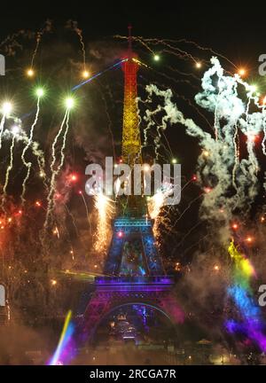 Paris, France. 14 juillet 2023. Des feux d'artifice éclairent la Tour Eiffel lors des célébrations du jour de la Bastille à Paris, en France, le vendredi 14 juillet 2023. De nombreuses villes françaises ont annulé leurs spectacles traditionnels de feux d'artifice à la fois pour les troubles sociaux et le changement climatique. Photo de Maya Vidon-White/UPI crédit : UPI/Alamy Live News Banque D'Images