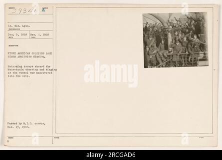 Soldats américains à bord de la Mauretania célébrant leur retour après la signature de l'armistice. La photographie a été prise le 1 décembre 1918 par le lieutenant Geo. Lyon. Les soldats peuvent être vus acclamer et chanter pendant que le navire est à quai. L'image a été approuvée par le censeur du M.I.D. le 13 décembre 1918. Banque D'Images