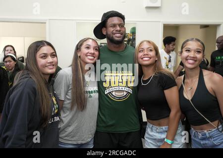 Juju Smith-Schuster, receveur des Patriots de la Nouvelle-Angleterre, pose lors du dévoilement de la salle de musculation au lycée poly de long Beach, vendredi 14 juillet 2023, à long Beach, Calf. La rénovation a été financée par la Fondation Austin Ekeler, avec des dons du Fonds Casey de Jurrell Casey, de la Fondation Juju, des Los Angeles Chargers, Sonos et Perform Better. Banque D'Images