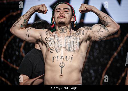 Dublin, Irlande, Irlande. 14 juillet 2023. DUBLIN, IRLANDE - juillet 14 : Whindersson Nunes pose pour les photos pendant les pesées avant la demi-finale du tournoi de boxe d'influence High Stakes le 14 juillet 2023 à Dublin, Irlande. (Photo Danilo Fernandes/PxImages) crédit : PX Images/Alamy Live News Banque D'Images