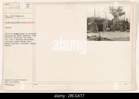 Ceci est une image du Pvt. J.E. Gibbon du signal corps. Elle a été prise le 29 septembre 1918, à Gercourt, Meuse, France. La photographie montre une usine de construction en béton inachevée qui a été capturée par la 131e infanterie de la 33e division. L'usine était en cours d'agrandissement et a été utilisée comme centrale électrique. La photographie a été transmise par l'A.E.F. Censurer, et la date exacte est inconnue. Banque D'Images