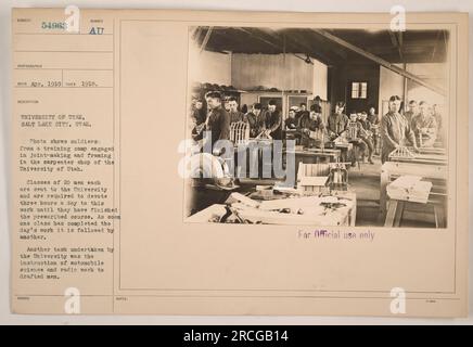 Des soldats d'un camp d'entraînement de l'Université de l'Utah à Salt Lake City sont vus travailler dans l'atelier de menuiserie. L'Université offre des cours à ces soldats, avec chaque classe composée de 20 hommes. Ils sont tenus de consacrer trois heures par jour à la réalisation de joints et au cadrage jusqu'à ce qu'ils terminent le cours. L'Université fournit également un enseignement en sciences automobiles et en radio aux hommes enrôlés. Cette photographie a été prise en avril 1918. Banque D'Images