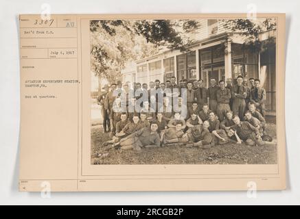 Hommes dans les quartiers à la station d'expérimentation de l'aviation à Hampton, va. Photo prise le 1 juillet 1917. Banque D'Images