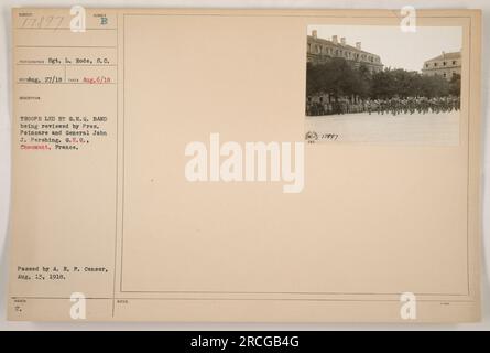 Du personnel civil et militaire de confiance observe le G.H.Q. Revue de troupe dirigée par le groupe à Chaumont, en France, le 6 août 1918. Parmi les participants notables figurent le président Poincaré et le général John. J. Pershing. Photographie prise par le sergent L. Rode, S.C. Image numéro 111-SC-17897, émise avec l'approbation du censeur de l'A.E.P. le 13 août 1918. Banque D'Images