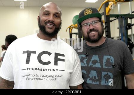 Jurrell Casey (à gauche) pose avec Mike Guardabascio, co-fondateur de 562.org, lors du dévoilement de la salle de musculation à la long Beach poly High School, vendredi juillet Banque D'Images