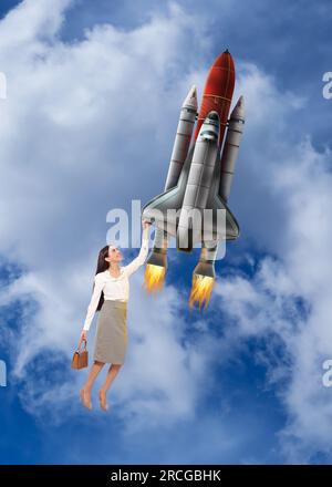 Développement rapide des affaires. Femme heureuse se tenant à la fusée s'élevant dans le ciel. Illustration de vaisseau spatial Banque D'Images