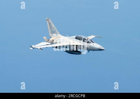 Un FA-50 de la Force aérienne philippine exécute une mission d’entraînement bilatérale au cours de l’exercice Cope Thunder 23-2 au-dessus de la mer de Chine méridionale, le 10 juillet 2023. Grâce à la formation bilatérale, les forces aériennes américaine et philippine travaillent ensemble pour promouvoir l'interopérabilité, favorisant ainsi nos investissements et renforçant nos relations. (ÉTATS-UNIS Photo de la Garde nationale aérienne par le maître Sgt Mysti Bicoy) Banque D'Images