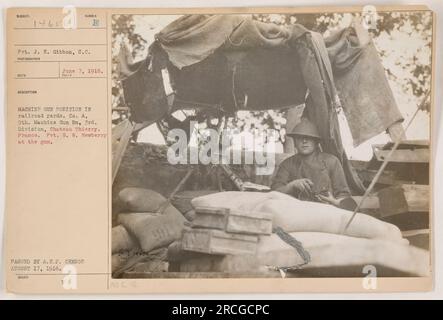 Soldat J.E. Gibbon du signal corps a capturé cette image (111-SC-14656) le 7 juin 1918. Il montre une position de mitrailleuse dans les gares de triage à Château Thierry, en France. La photographie représente le Pvt. G.W. Newberry manipule l'arme. L'image a été vérifiée par le censeur de l'A.E.F. le 17 août 1918 et a reçu le numéro T 14656 MOC 1. Banque D'Images