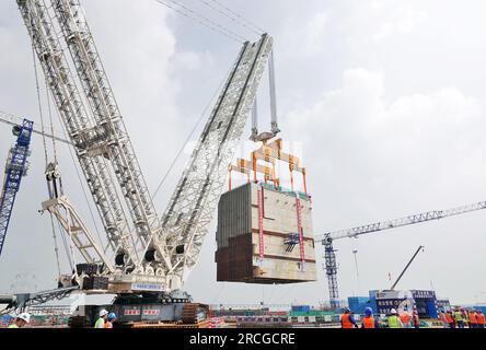 YANTAI, CHINE - 14 JUILLET 2023 - Une grande grue soulève le module CA20 dans l'île nucléaire de l'unité 4 de la centrale nucléaire de Shandong Haiyang en Y Banque D'Images