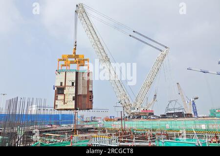 YANTAI, CHINE - 14 JUILLET 2023 - Une grande grue soulève le module CA20 dans l'île nucléaire de l'unité 4 de la centrale nucléaire de Shandong Haiyang en Y Banque D'Images