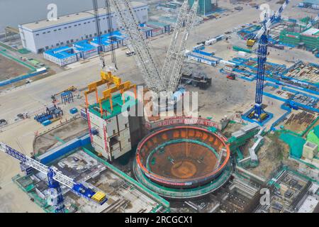 YANTAI, CHINE - 14 JUILLET 2023 - Une grande grue soulève le module CA20 dans l'île nucléaire de l'unité 4 de la centrale nucléaire de Shandong Haiyang en Y Banque D'Images