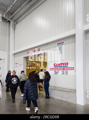 Auckland, Nouvelle-Zélande - 30 juin 2023 : les clients entrent chez Costco, située dans la plus grande ville de Nouvelle-Zélande, Auckland, qui a ouvert ses portes en septembre 2022. Banque D'Images