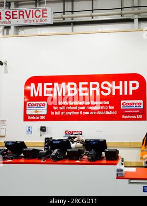 Auckland, Nouvelle-Zélande - 30 juin 2023 : le comptoir de service aux membres se trouve dans le seul magasin Costco de Nouvelle-Zélande situé à Westgate, Auckland. Banque D'Images