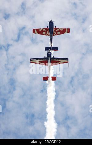 Paris, France. 14 juillet 2023. 2 EXTRA 330 de l'équipe acrobatique de l'armée de l'air. La fête nationale française (Bastille Day) est célébrée le vendredi 14 juillet 2023 avec le défilé militaire des champs-Elysées, en présence du Président de la République Emmanuel Macron à Paris, France. Crédit : Bernard Menigault/Alamy Live News Banque D'Images