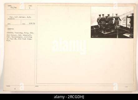 Général Pershing, brigadier. Le général Connor, le colonel Marshall, et le colonel Queckemeyer arrivent au quai n ° 4, New York City, NY le 8 septembre 1919. La photographie a été prise par le sergent J.P. Mulser du 8th Cavalry. L'image montre le général Pershing et d'autres officiers débarquant d'un navire. Banque D'Images