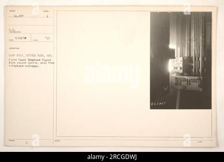 Camp Pike à Little Rock, Arkansas, a un système d'alarme incendie de signal de diaphone de panneau d'alimentation au central téléphonique principal de Camp. La photographie est datée du 9/24/18. Le système est identifié sous LE NUMÉRO 62 407 S.C. La description mentionne également l'année 189UED! et un symbole pour 1919. Banque D'Images