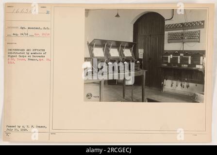 Le sergent Moscioni, membre du corps des signaux, a pris cette photo le 29 avril 1918, au caserne #66 à Tours, en France. L'image montre la construction d'un tableau de commutation et d'un répéteur par des membres du corps. La photographie a été émise par l'A.E.F. Censurer le 29 juillet 1918. Banque D'Images