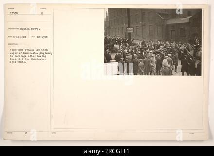 Le président Wilson et le maire de Manchester, en Angleterre, montent dans une voiture après leur inspection du Manchester Ship Canal. Cette photo a été prise en décembre 1918 et fait partie de la collection des activités militaires américaines pendant la première Guerre mondiale Banque D'Images