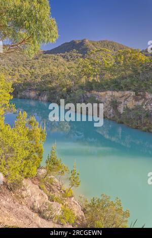 Petit lac bleu toxique empoisonné dans une vieille mine d'étain près de Gladstone, Tasmanie, Australie Banque D'Images