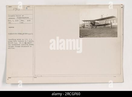 Moteur de démarrage sur l'avion JN 4 A avec moteur Curtiss Ox 5, 90-100 ch. C'est un avion d'entraînement élémentaire américain. Le capitaine Thomas Hitchcock est vu en train de conduire la machine. Photographie prise à Hazelhurst Field, Mineola, L.I. Cette image date de février 1918. Banque D'Images