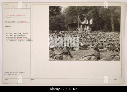 50 soldats de divers pays alliés écoutent attentivement lors d'une allocution au quartier général de la 1e armée britannique à Banchicourt, en France, le 4 août 1918. Parmi les troupes se trouvent des soldats britanniques, américains, français, belges et portugais. Cette photographie a été prise par Pvt. A.A. Furst, S.C., et a été autorisé par le censeur de l'A.E.F. Banque D'Images