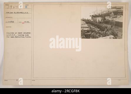 Soldats du 339e régiment d'infanterie A.N.R.E.F. partant du quai de Bakharitza, en Russie, en route vers leur camp. Le sergent de 1e classe Shotwell, S.C. a photographié le moment. L'image correspond au numéro de catalogue 111-SC-39259, avec le numéro de description E. elle a été prise le 18 mai, et la photographie a été émise et annotée avec le numéro RECO2-2649. Banque D'Images