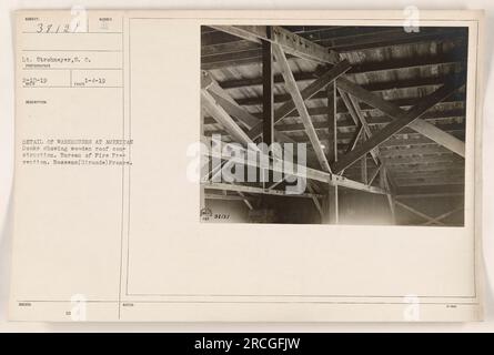 Une vue des entrepôts des Docks américains à Bassens, France. La photographie met en évidence la construction du toit en bois des bâtiments. Cette image a été prise par le lieutenant Strohmeyer le 10 février 1919 et fait partie des dossiers du Bureau de prévention des incendies. Banque D'Images