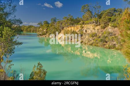 Petit lac bleu toxique empoisonné dans une vieille mine d'étain près de Gladstone, Tasmanie, Australie Banque D'Images