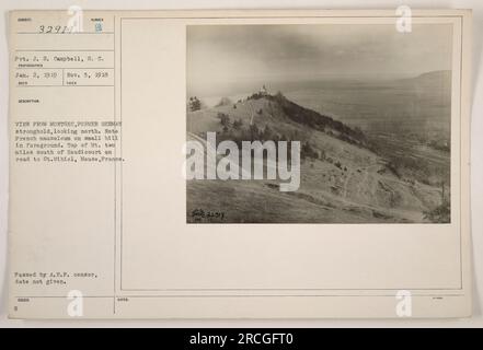 Vue depuis Montsec, ancien bastion allemand, vers le nord. Au premier plan, il y a un mausolée français sur une petite colline. Cette photographie a été prise le 5 novembre 1918 par le VP J.S. Campbell, S.C. Il a été passé par le censeur de l'A.E.F. et sa description est détaillée comme 'Top of Mt. Trois miles au sud de Heudi court sur la route de St. Mihiel, Meuse, France.» Banque D'Images