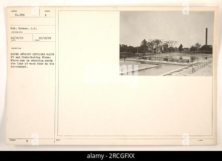 Bassin de décantation de l'aérateur #3 et distribution du panache pendant les activités militaires de la première Guerre mondiale. L ' homme debout marque la ligne de travail menée par le Gouvernement. Photographie prise par le sergent Bonner, S.C. le 18 octobre 1919. La description a été émise le 13 octobre 1919, avec le symbole H et le numéro d'identification unique 64,609. Banque D'Images