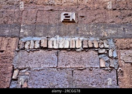 21, numéro vingt et un au-dessus de la porte d'un bâtiment abandonné en décomposition. Banque D'Images