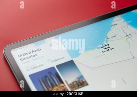 New York, États-Unis - 6 juillet 2023 : forme du pays des Émirats arabes Unis sur la carte macro ipad vue rapprochée Banque D'Images