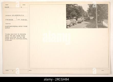 Des camions du convoi de camions Transcontinental Motor sont abandonnés dans les rues de Dixon, Illinois. Les hommes qui participent au convoi sont vus en train de déguster leur déjeuner, qui est fourni par le service de cantine de la Croix-Rouge. La photographie a été prise le 22 juillet 1919. Banque D'Images