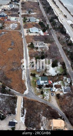 États-Unis d'Amérique. 16 décembre 2010. NEW YORK - FÉVRIER 09 : la maison de Joe Brewer (À L'EXTRÊME GAUCHE) dans l'Oak Beach Association est le dernier endroit où Shannan Gilbert a été mis en scène en mai. 01, 2010 courant hurlant 'aide-moi' On croit qu'elle a couru à la maison de Gustav Coletti (EXTRÊME DROITE) puis après que Coleti a appelé la police, elle a couru dans les mauvaises herbes en face de la maison de Coleti à Oak Beach, NY . People : Serial Killer suspect Rex Heuermann crédit : Storms Media Group/Alamy Live News Banque D'Images