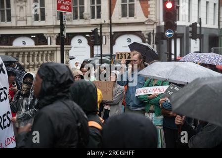 Londres, Royaume-Uni - 14 juillet 2023 Vigile de Nahel Merzouk devant l'ambassade de France. Banque D'Images