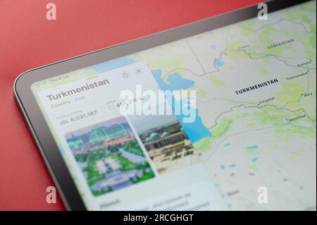 New York, États-Unis - 6 juillet 2023 : Turkménistan forme des lignes de frontière sur la carte ipad macro gros plan Banque D'Images