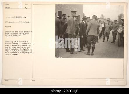 Le secrétaire à la Guerre Newton D. Baker et son épouse arrivent à Assembly Hall, Camp Holabird, MD pour l'ouverture officielle du Motor transport corps (M.T.C.) École de formation. Le colonel W.D. était également présent Chitty, commandant du camp Holabird, et brigadier. Général Charles Drake. La photo a été prise le 5 septembre 1919. Banque D'Images