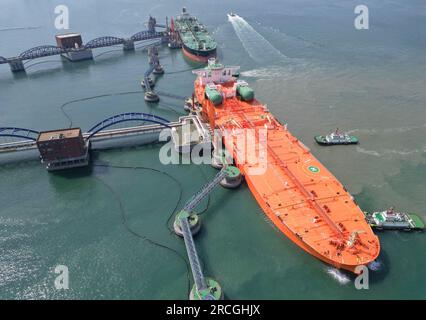 YANTAI, CHINE - 14 JUILLET 2023 - deux gros pétroliers déchargent au terminal de pétrole brut de 300 000 tonnes dans le port de Yantai, dans la province du Shandong, le 16 juin 2023. O Banque D'Images