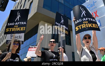 Los Angeles, États-Unis. 14 juillet 2023. Les membres de SAG-AFTRA et de la WGA (Writers Guild of America) se mettent en grève et piquent devant le siège de Netflix sur Sunset Boulevard à Los Angeles, en Californie, le vendredi 14 juillet 2023. Photo de Chris Chew/UPI crédit : UPI/Alamy Live News Banque D'Images