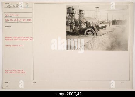 Des soldats américains testent des obus fabriqués aux États-Unis à Aberdeen Proving Grounds dans le Maryland. On voit les soldats tirer des French 75's. Cette photographie a été prise le 27 octobre 1918 par le sergent McGarrigle pour usage officiel seulement et non pour publication. Banque D'Images