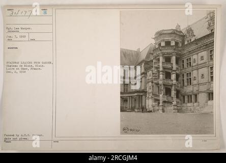 Le sergent Leo Morper est photographié le 7 janvier 1919, sur un escalier numéro près du jardin du Château de Blois à Blois, Loire et cher, France. La photographie a été prise le 2 décembre 1918, dans le cadre des activités militaires américaines pendant la première Guerre mondiale. Banque D'Images