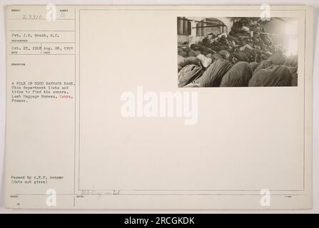 'Image d'une grande pile de 5000 sacs casernes. Les sacs ont été collectés et stockés au bureau des bagages perdus à Tours, en France, pendant la première Guerre mondiale. Des efforts ont été faits pour localiser les sacs et les retourner à leurs propriétaires respectifs. Photographie prise le 28 août 1918 par le VP J.W. Plage, S.C.' Banque D'Images