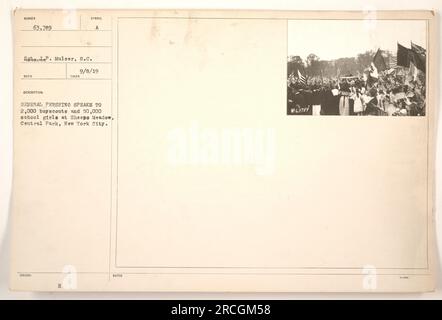 Le général Pershing s'adressant à une foule nombreuse de 2 000 scouts et 50 000 écolières à Sheeps Meadow à Central Park, New York, le 8 septembre 1919. L'événement a attiré un total de 63 789 visiteurs. Une photographie de cet événement a été prise par Farin Mulser, S.C. La description mentionne également que 23784 notes ont été prises concernant cet événement. Banque D'Images