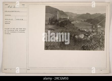 Vue sur la vallée de l'Ahr depuis une colline à Kreuzberg, Allemagne. Altenahr peut être vu au loin. Photographie prise le 4 janvier 1919 par le sergent E.G. Hamlin, photographe de l'armée américaine (Subiect 46 299). Numéro de référence : RECO7-28-19 3454-119. Banque D'Images