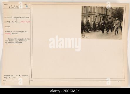 Des officiers alliés inspectent l'unité française de mitrailleuses à moto lors de la célébration du jour de la Bastille au Havre, en France. Photographie prise par Pyt. R. M. Barnes du signal corps. La photographie a été approuvée par le censeur de l'A.E.F. le 2 août 1918. Banque D'Images