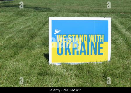 Nous nous tenons avec le signe de pelouse de l'Ukraine sur l'herbe fraîchement coupée à des Plaines, Illinois Banque D'Images