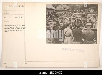 Le général Pershing rend hommage au tombeau de Lafayette pendant la première Guerre mondiale. La photo capture le moment où il a dit les mots célèbres : « Lafayette, nous sommes venus ». Cette image a été prise le 13 juin 1917, et est marquée comme usage officiel des États-Unis seulement. Photographe et description ID : 61742. Banque D'Images