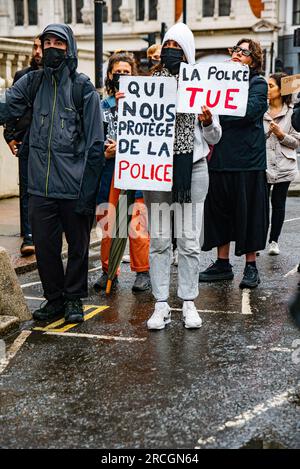 Londres, Royaume-Uni - 14 juillet 2023 : conférenciers lors d'une veillée pour Nahel Merzouk devant l'ambassade de France. Banque D'Images