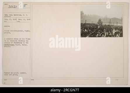 'Manifestations pour la paix à Paris, France, le 11 novembre 1918, montrant une scène bondée sur la place de la Concorde avec la statue de Strasbourg en arrière-plan. Cette photographie a été prise pour capturer les célébrations qui ont suivi la fin de la première Guerre mondiale Passé par le censeur de l'A.E.F., date inconnue.' Banque D'Images